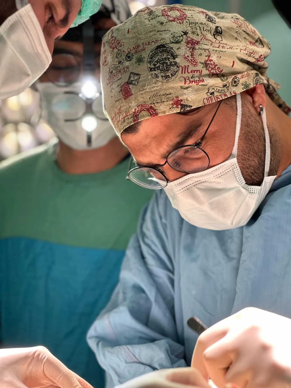 Dr. Harun Tekin ameliyathanede cerrahi operasyon sırasında konsantre şekilde çalışırken